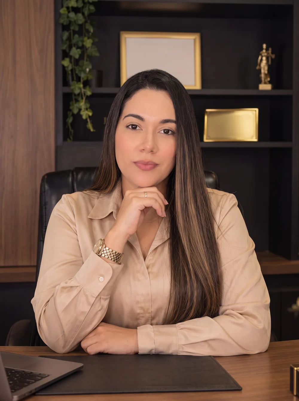 Dra. Jackeline Santos em seu escritório